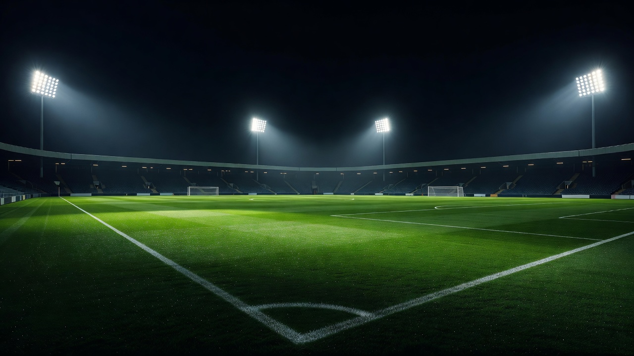 Luces brillantes de estadio brillando sobre un campo de fútbol por la noche